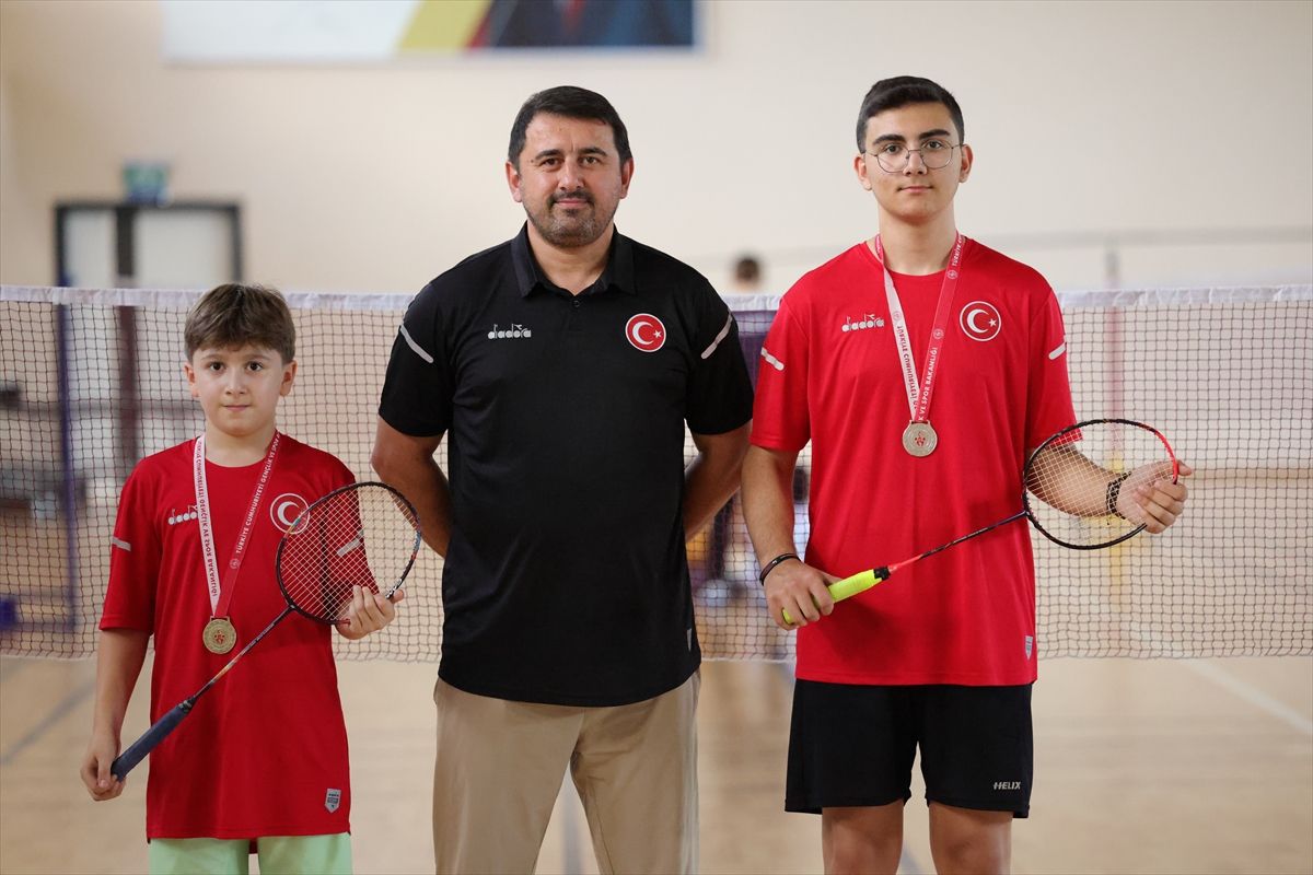 Milli antrenör baba, badminton sevgisi aşıladığı oğullarıyla başarı peşinde