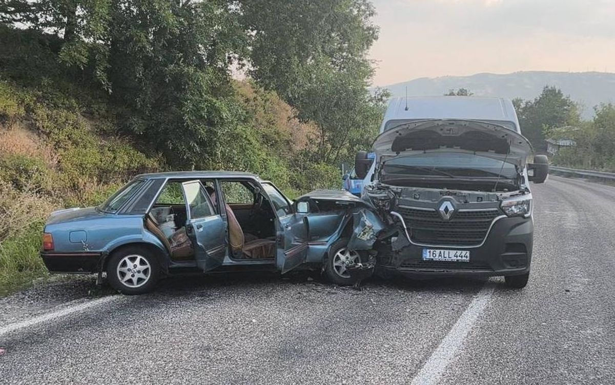 İnegöl'de Minibüs ile Otomobil Çarpıştı: 77 Yaşındaki Çift Yaralandı