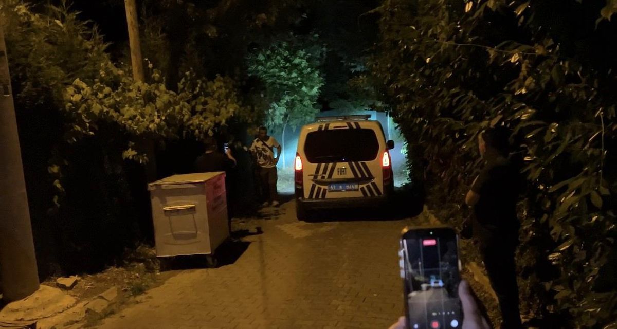 Deniz Akkaya'nın polis eşliğinde villadan tahliye edildiği an.