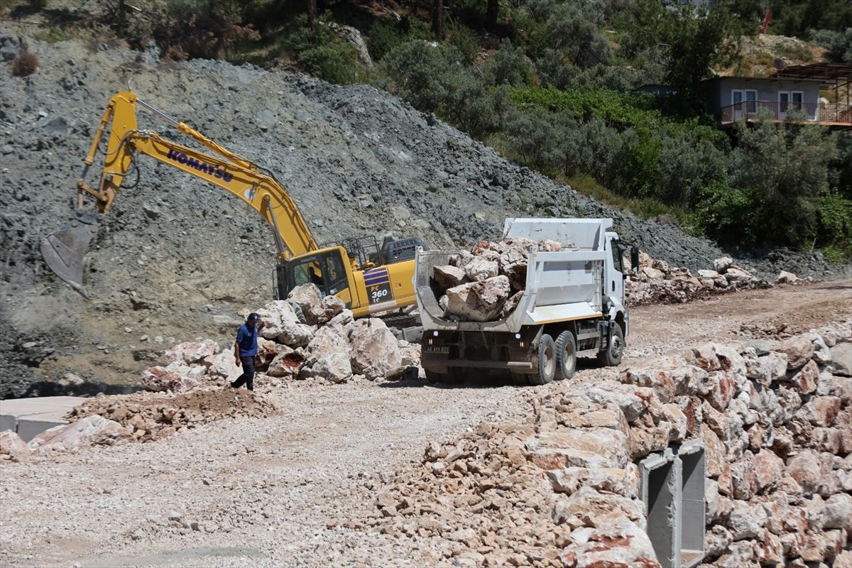 Muğla'da 4 ay önce heyelan nedeniyle kapanan mahalle yolunda çalışma sürüyor