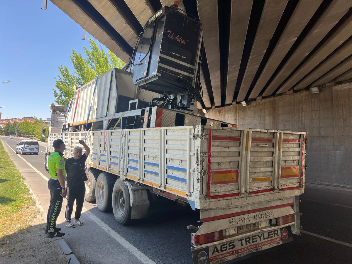 Nevşehir'de iş makinesi yüklü TIR, köprüde sıkıştı