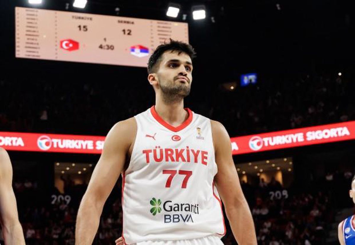 Ömer Faruk Yurtseven basketbol oynarken