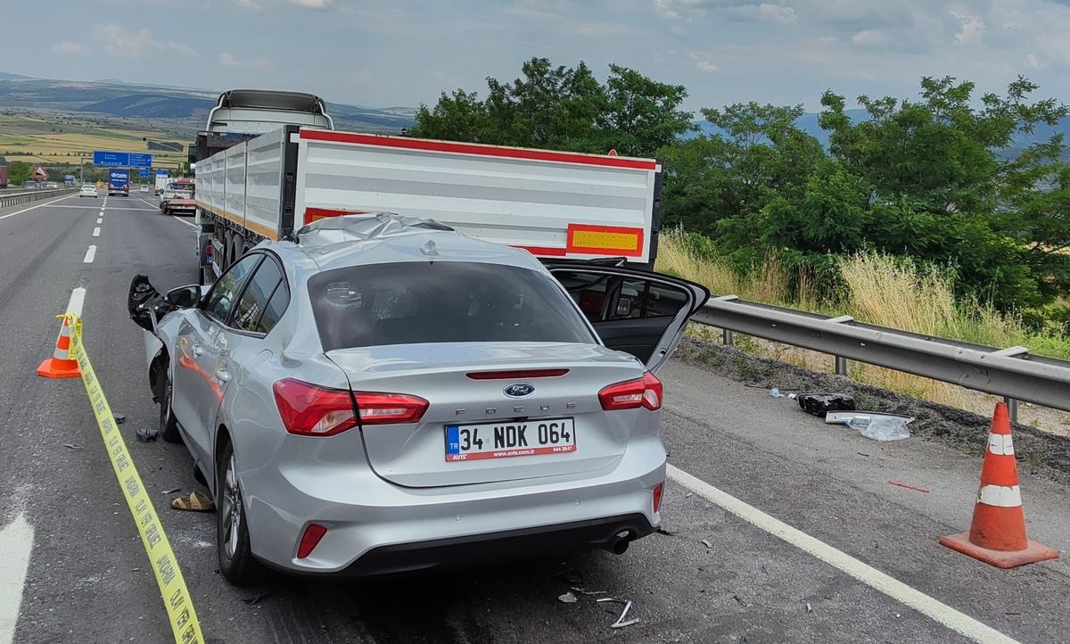 Otomobil, TIR'a arkadan çarptı: 1 ölü, 6'sı çocuk 8 yaralı