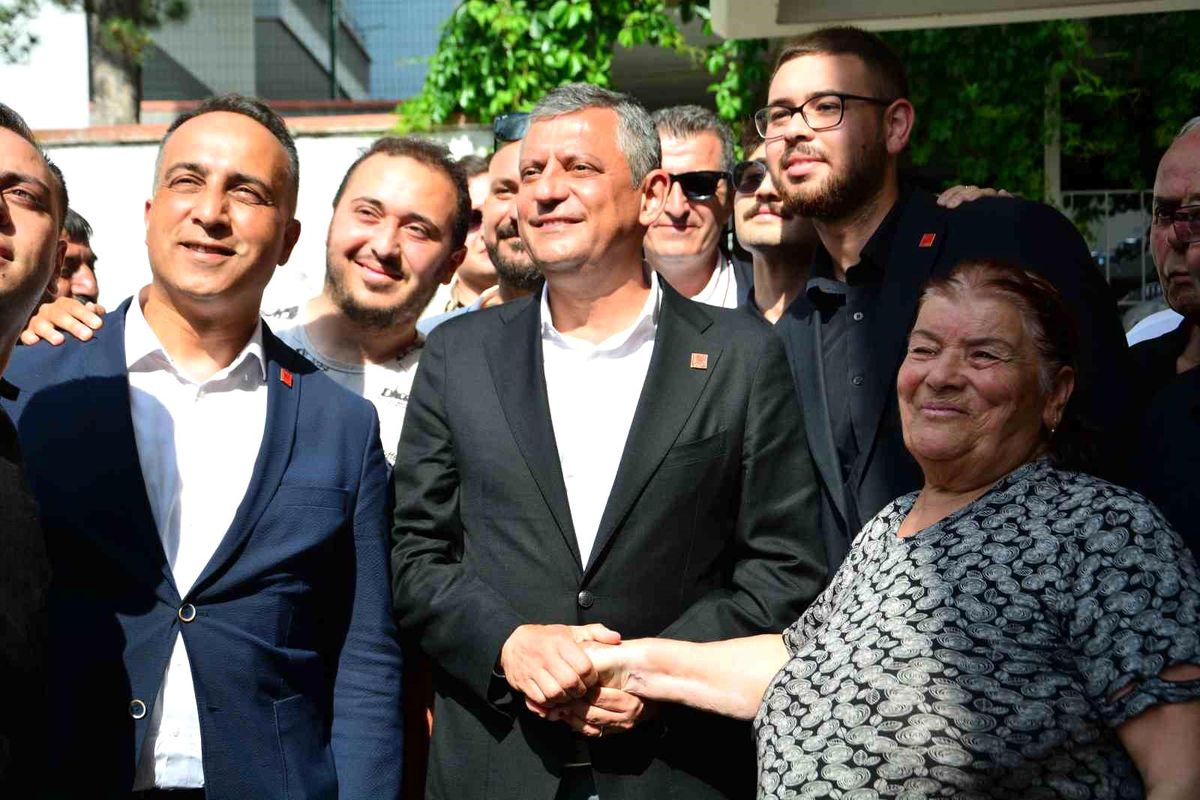 Özgür Özel, eski CHP Milletvekili Tufan Köse'yi ziyaret ederken