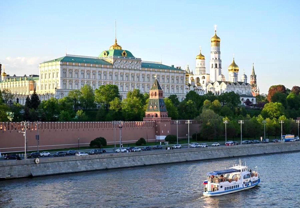 Rusya bayrağı önünde konuşma yapan Rus yetkili