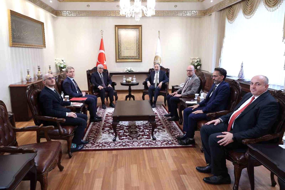 Rusya'nın Türkiye Büyükelçisi Sergey Vershinin ve Diyanet İşleri Başkanı Prof. Dr. Ali Erbaş'ın tokalaştığı bir fotoğraf.