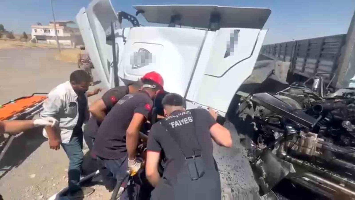 Şanlıurfa'da tır kamyonla çarpıştı: 1 ölü, 1 yaralı