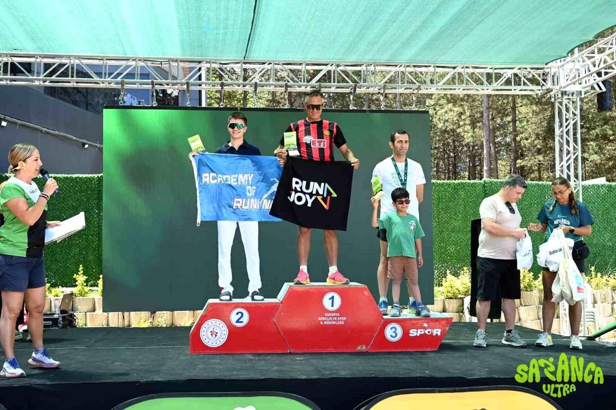 Eskişehirli milli sporcular Cenk Algın ve Bahar Sezer, Sapanca Ultra Maratonu'nda birinci oldu.
