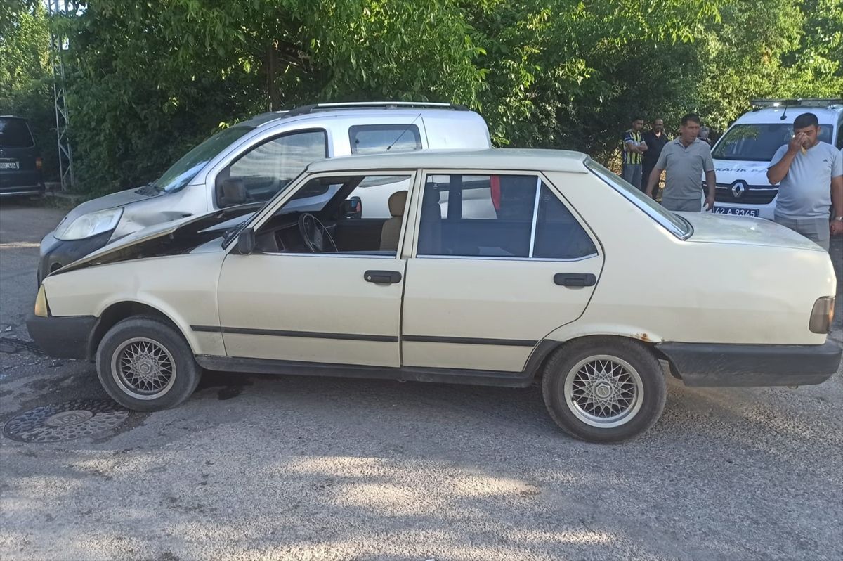 Seydişehir'de hafif ticari araç ile otomobil çarpıştı, 4 kişi yaralandı
