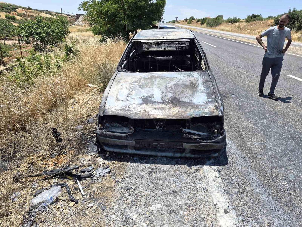 Seyir halindeki otomobil alev aldı