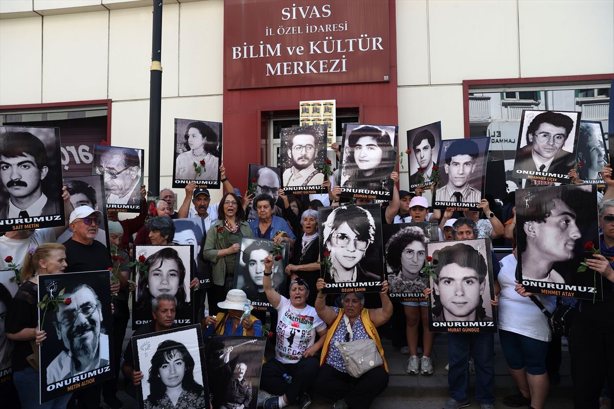 Sivas olaylarında hayatını kaybedenler kentte düzenlenen programda anıldı