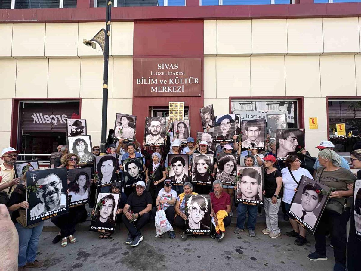 Sivas'ta düzenlenen 2 Temmuz anma töreninden bir görünüm