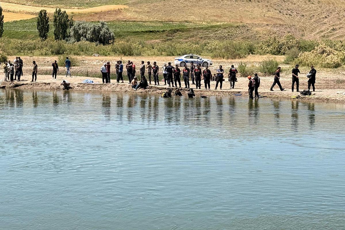 Sivas'ta Kızılırmak'ta akıntıya kapılan 3 kişiden 2'si kayboldu