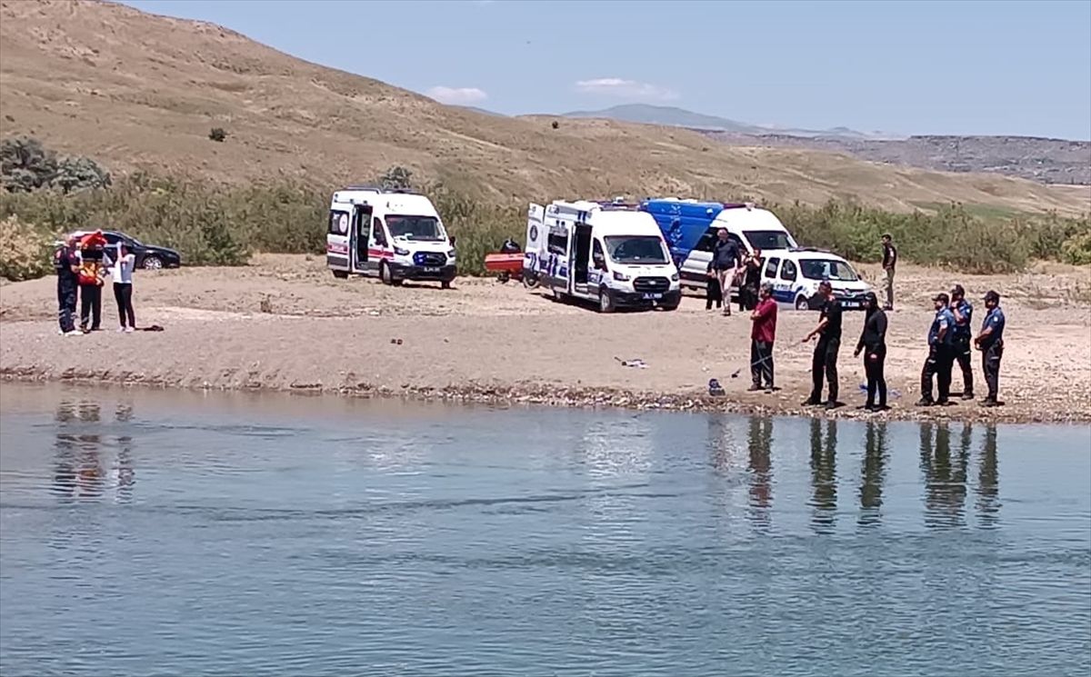 Sivas'ta Kızılırmak'ta akıntıya kapılan 3 kişiden 2'si kayboldu