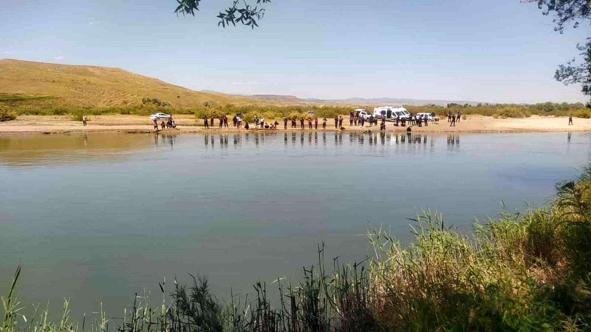 Sivas'ta serinlemek için Kızılırmak'a giren 2 kişiden 1'i kayboldu