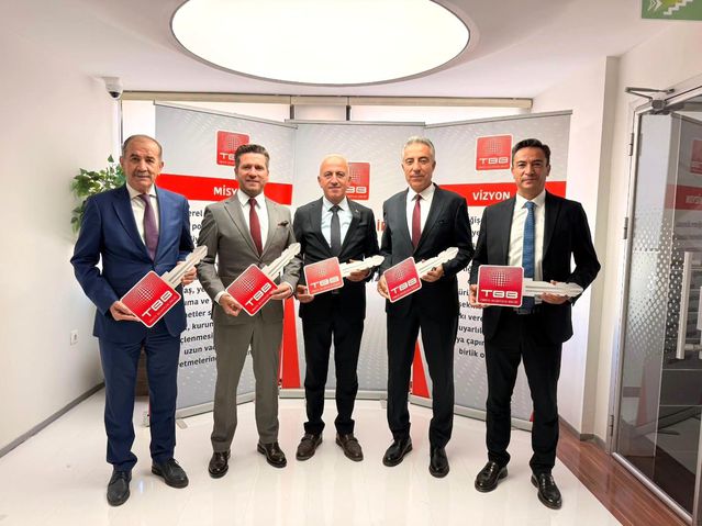 Tavas Belediyesine 22 tonluk yeni ekskavatör kazandırıldı