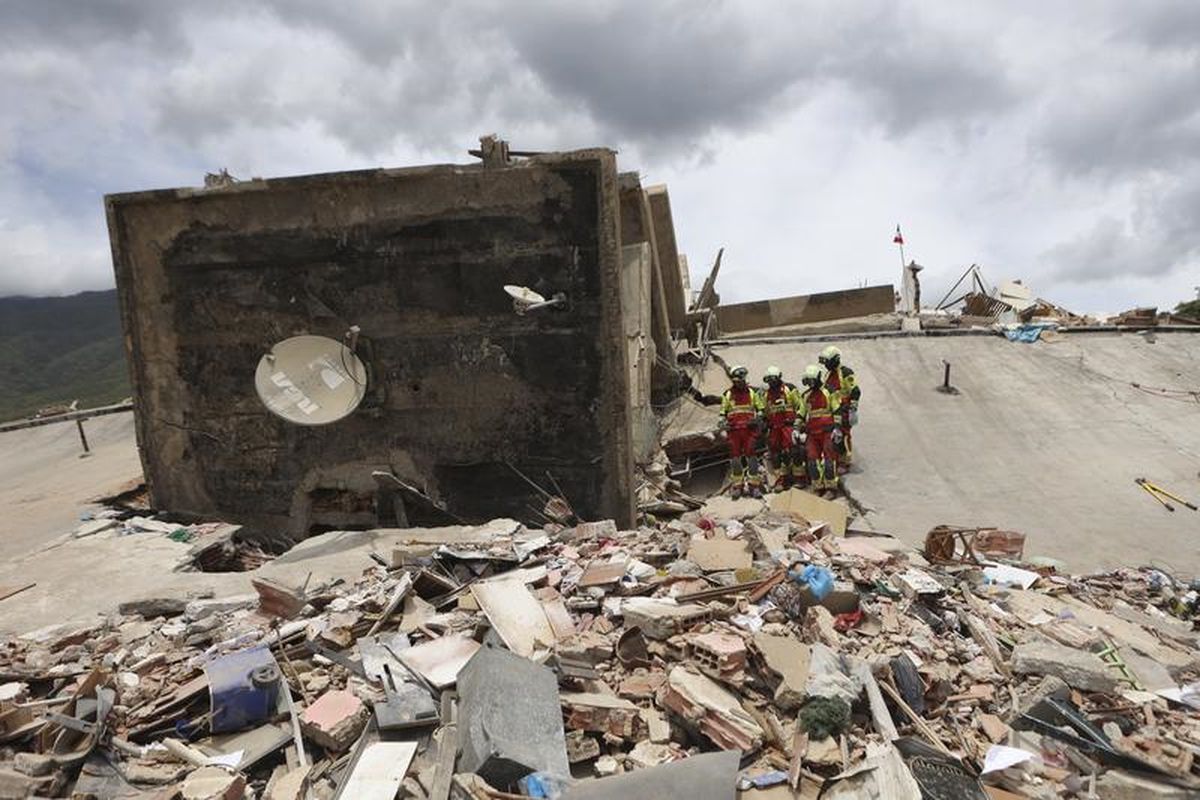 Venezuela'da deprem sonrası arama kurtarma çalışmaları