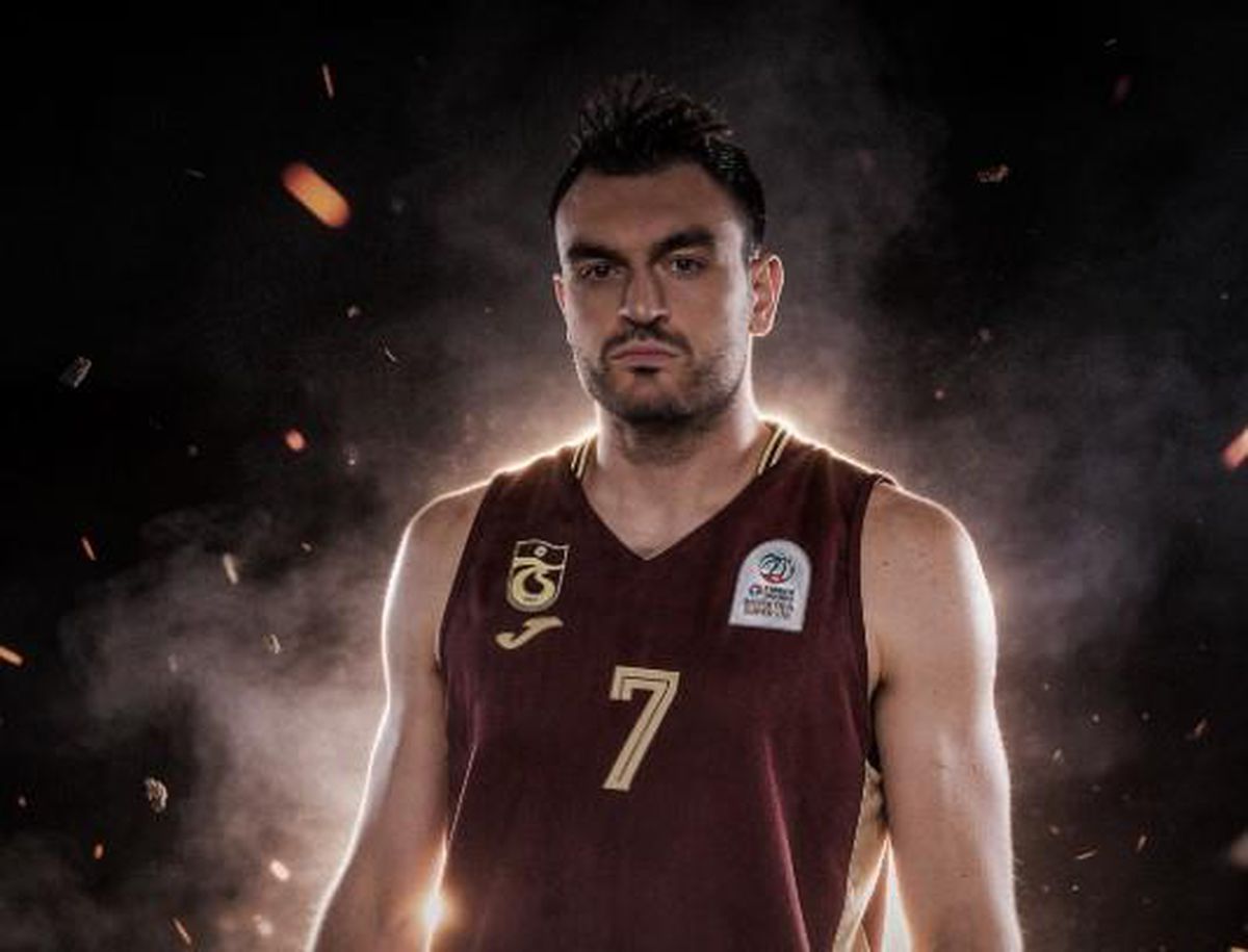 Milli basketbolcu Yiğit Arslan sahada basketbol oynarken