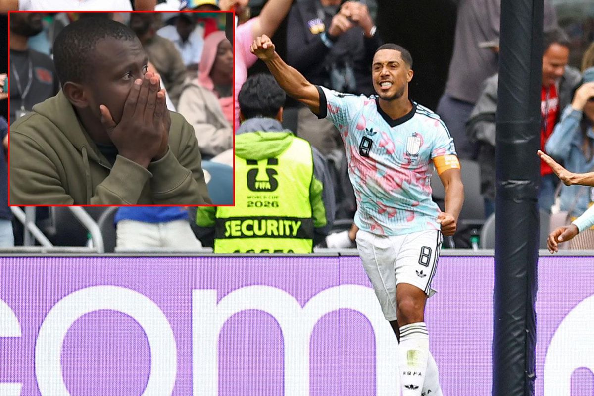 Belçika ve Senegal milli takımlarının futbolcuları maç sırasında mücadele ederken