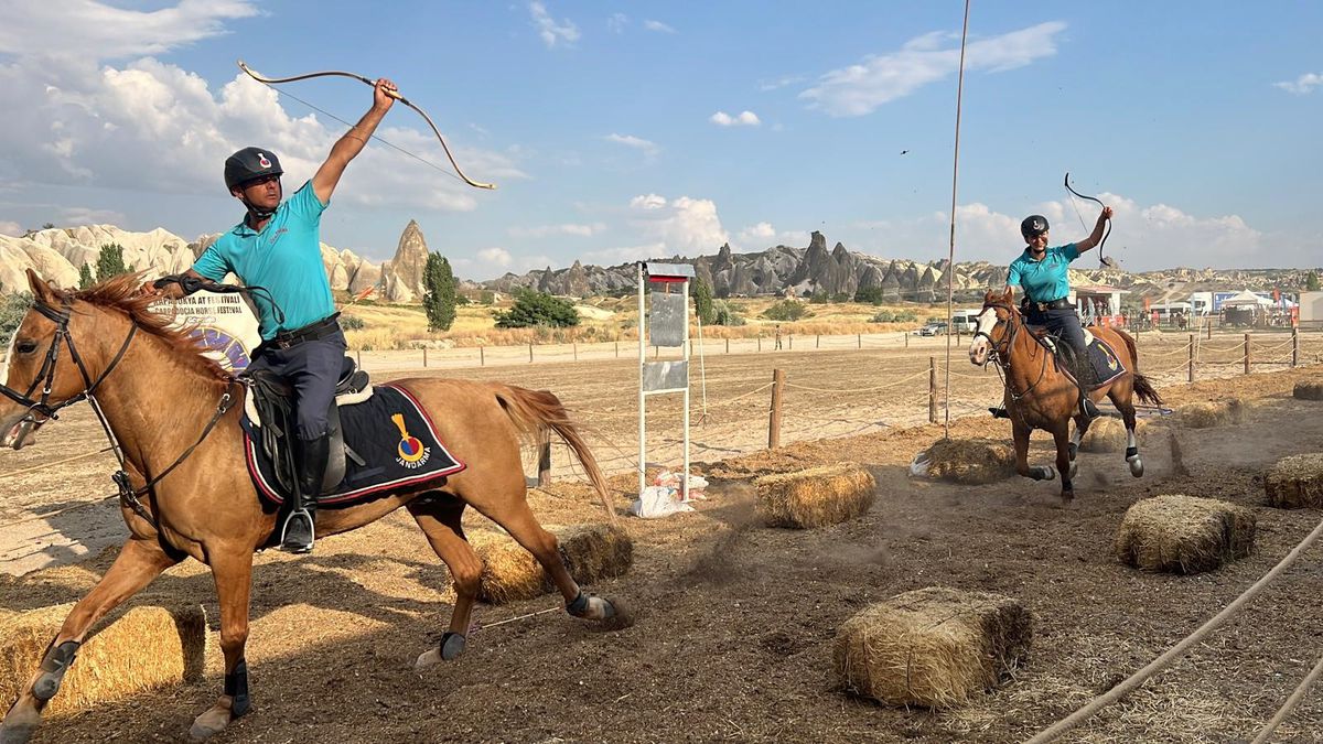 Kapadokya At ve Atçılık Kültürü Festivali kapsamında düzenlenen at geçidi