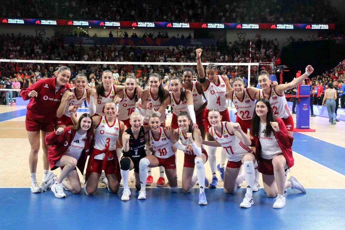 A Milli Kadın Voleybol Takımı oyuncuları sahada mücadele ederken