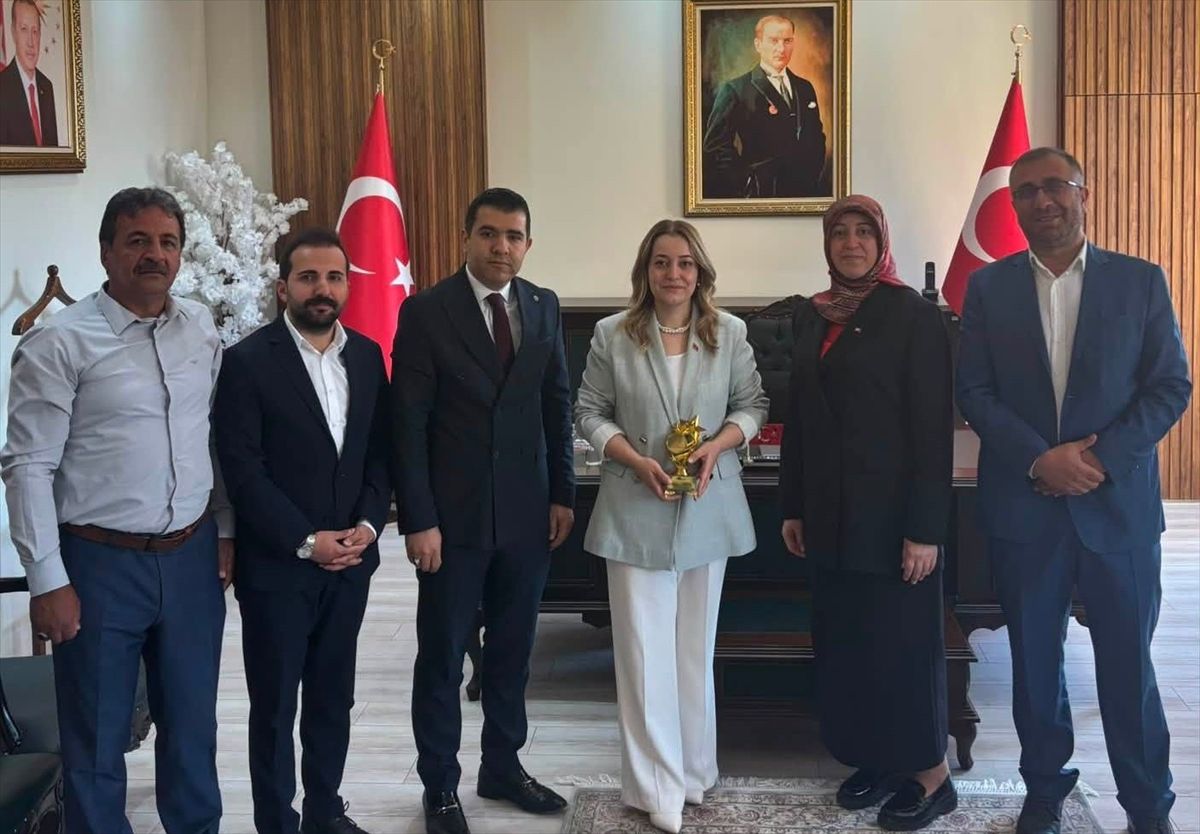 Kaymakam Yılmaz'a eğitime destek plaketi