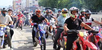 Ağrı'da enduro sporcularının akrobasi gösterisi ilgiyle izlendi