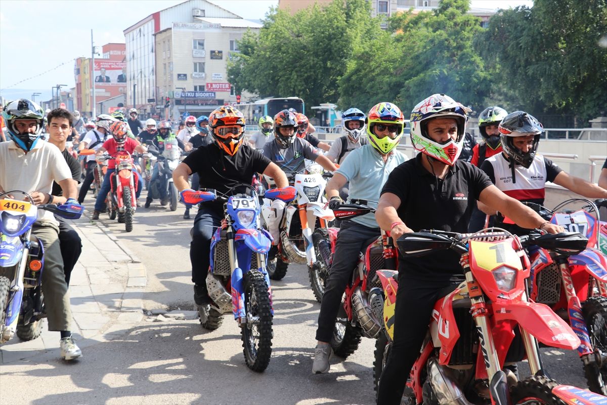 Ağrı'da enduro sporcularının akrobasi gösterisi ilgiyle izlendi