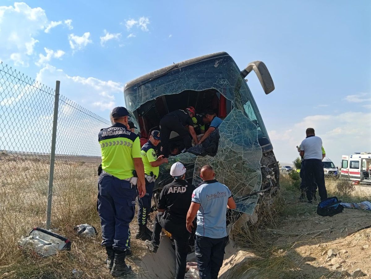 Aksaray'da otobüs yoldan çıktı; yaralılar var