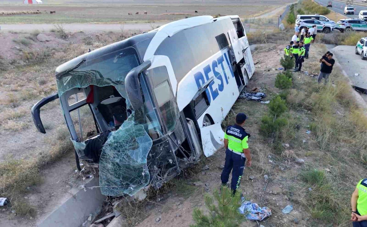 Aksaray'da yolcu otobüsü şarampole devrildi: 44 yaralı