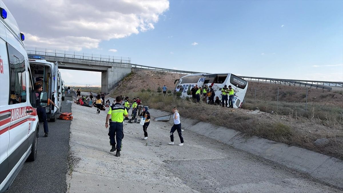Aksaray'da yoldan çıkan otobüsteki 19 kişi yaralandı