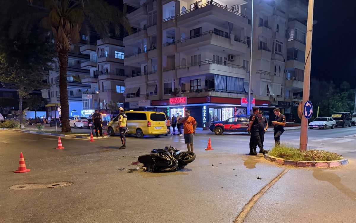 Alanya'da motosiklet ve hafif ticari aracın karıştığı trafik kazası sonrası olay yeri.