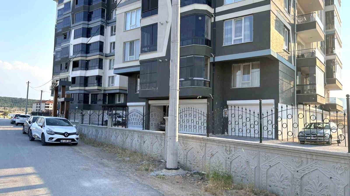 Kütahya'da bir apartmanda yaşanan olay sonrası incelemeler sürüyor