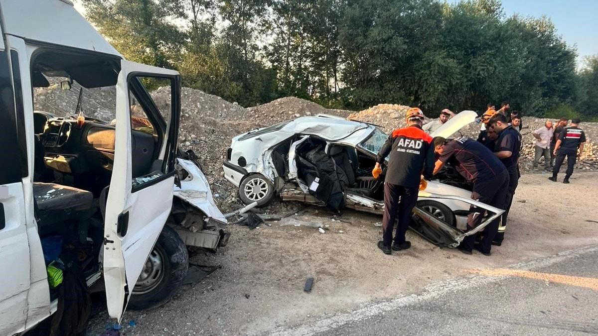 Amasya'da trafik kazasında hurdaya dönen araçlar.