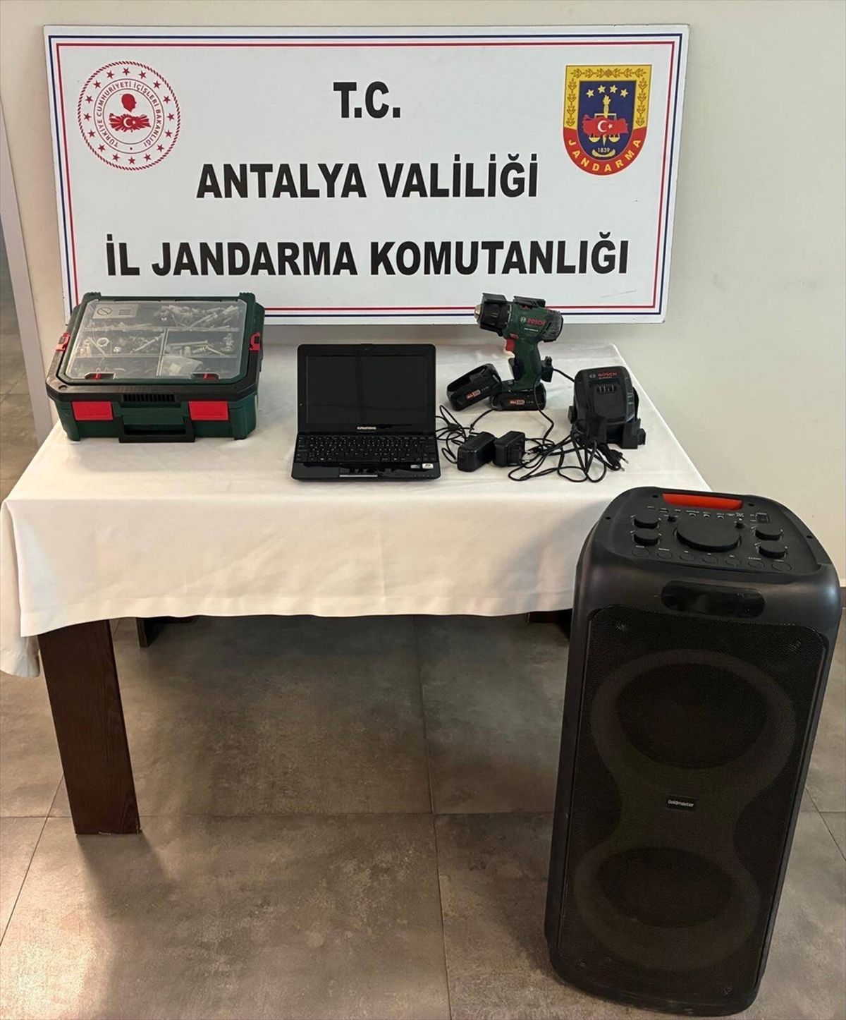 Antalya'da 6 iş yerinden hırsızlık yapan şüpheli tutuklandı