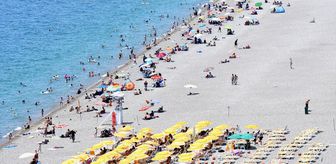 Antalya'da sıcak hava nedeniyle sahillerde yoğunluk yaşandı