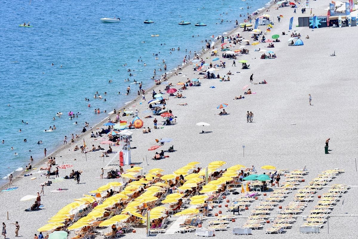 Antalya'da sıcak hava nedeniyle sahillerde yoğunluk yaşandı