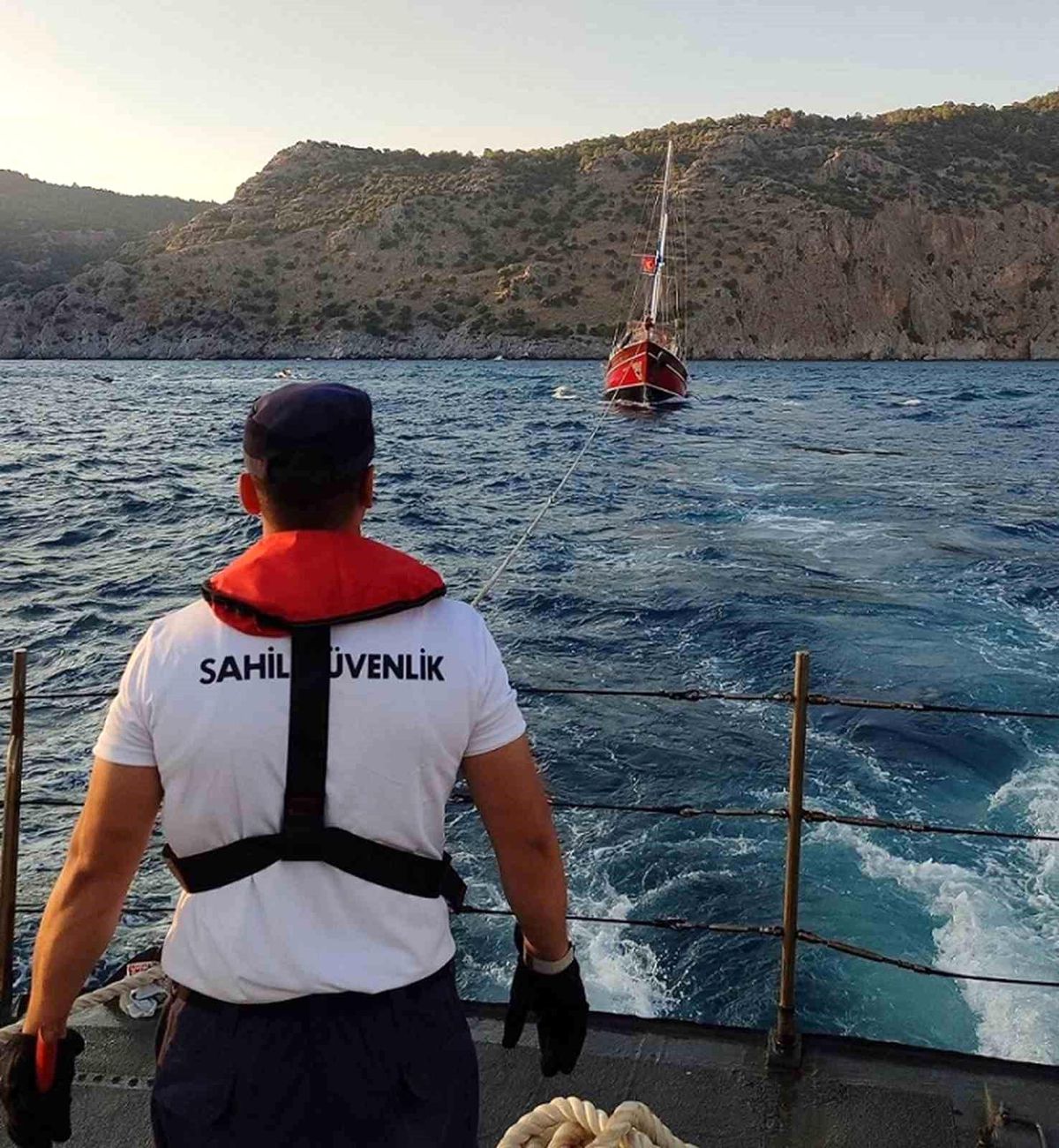 Arızalanan yat, Sahil Güvenlik ekipleri tarafından kurtarıldı