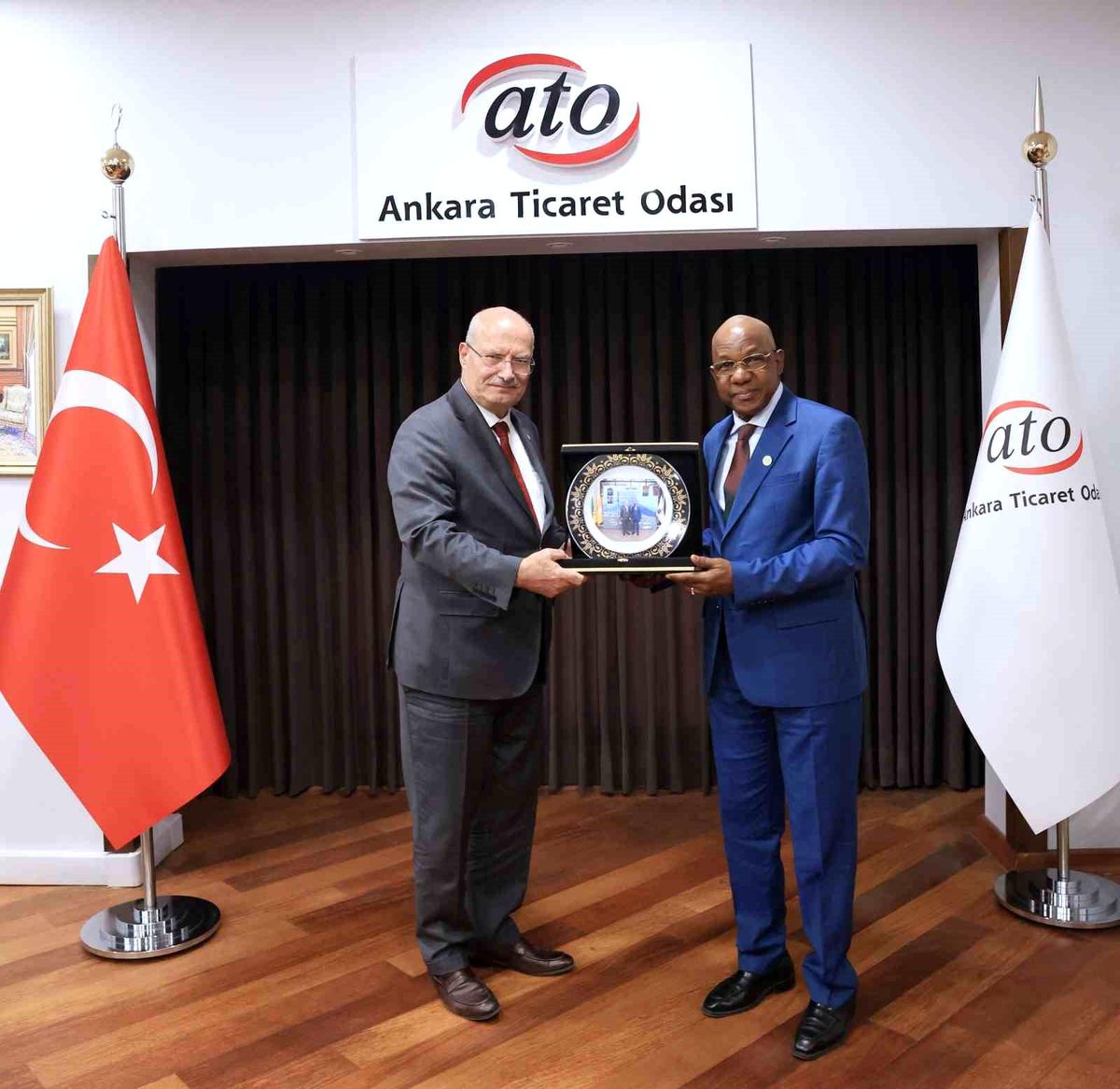 Ankara Ticaret Odası Başkanı Gürsel Baran Gine heyeti ile görüşüyor.