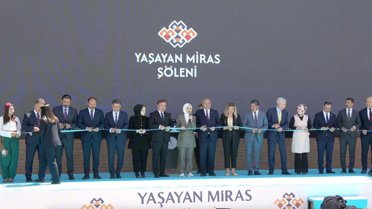 Aile ve Sosyal Hizmetler Bakanı Mahinur Özdemir Göktaş, Erzincan'daki Yaşayan Miras Şöleni'nde konuşma yaparken