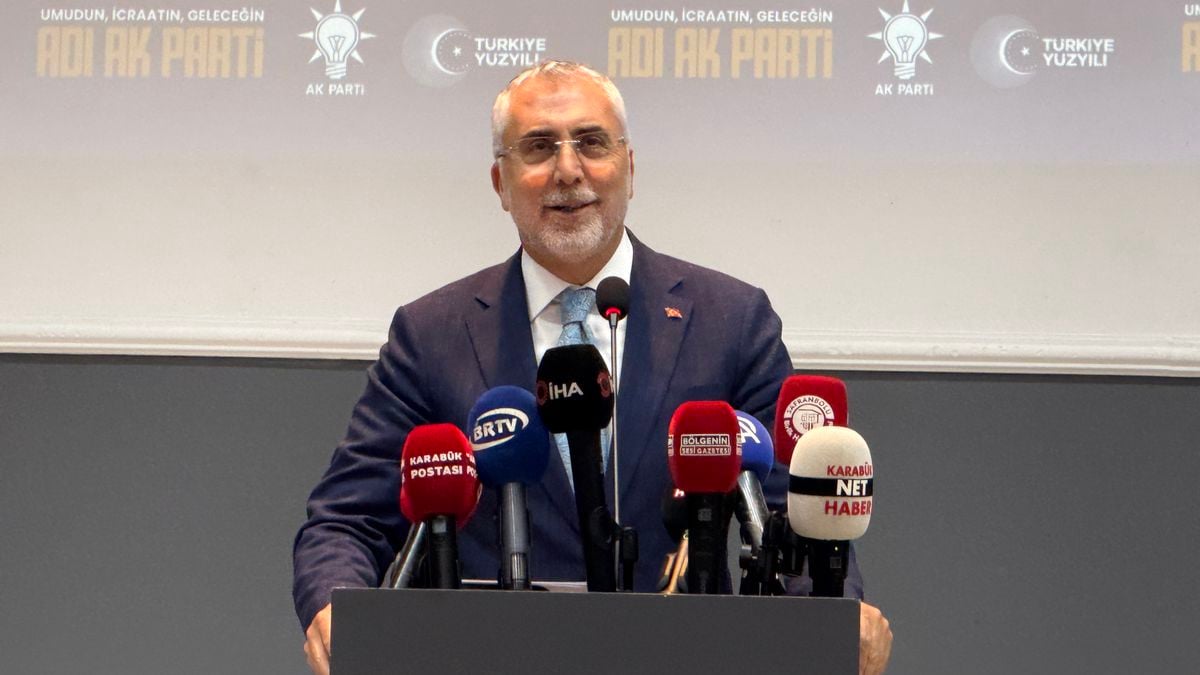 Çalışma ve Sosyal Güvenlik Bakanı Vedat Işıkhan açıklama yaparken