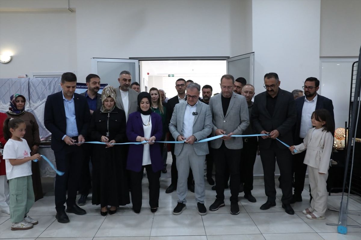 Başkan Özdoğan, KAYMEK El Sanatları Yıl Sonu Sergisi'ni gezdi