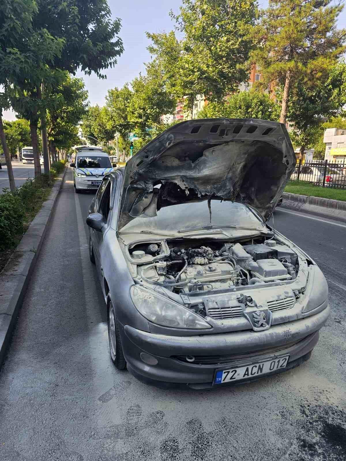 Batman'da araç yangını vatandaşların müdahalesiyle söndürüldü