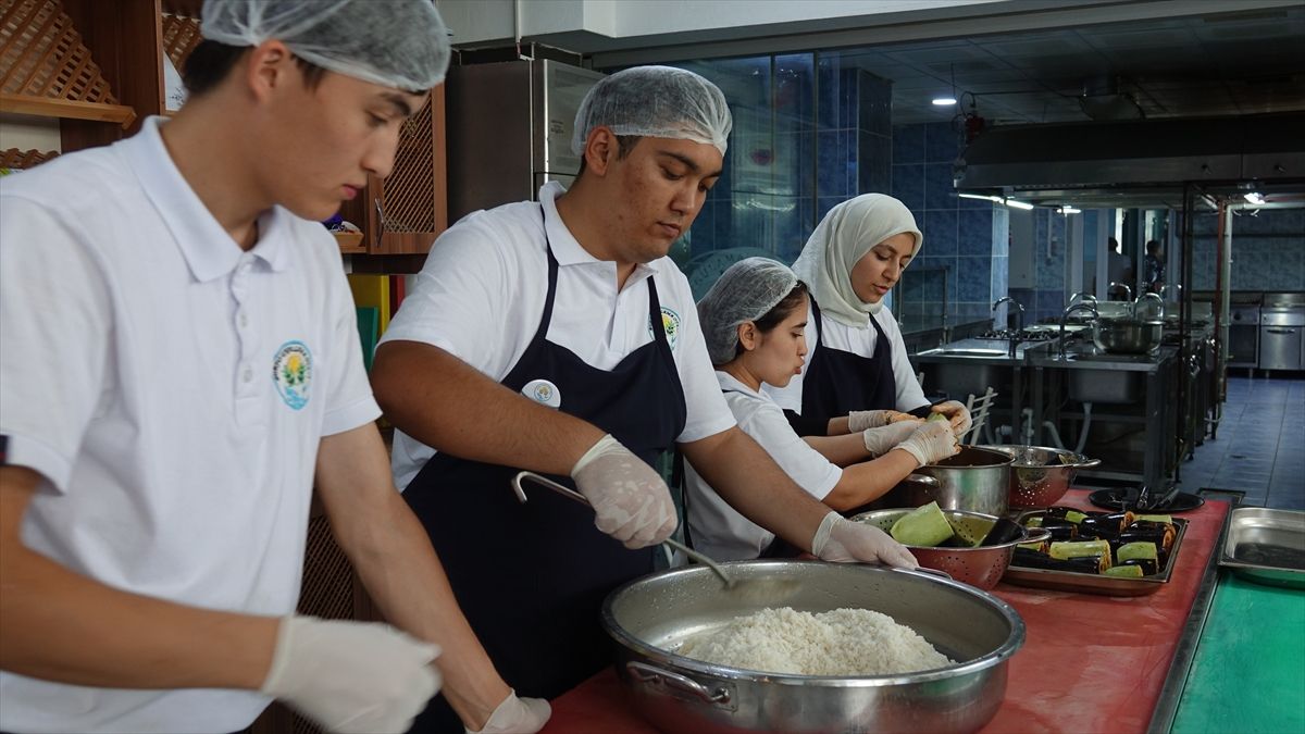 BAÜN Burhaniye Uygulamalı Bilimler Fakültesinde Özbek öğrenciler yöresel pilav hazırladı