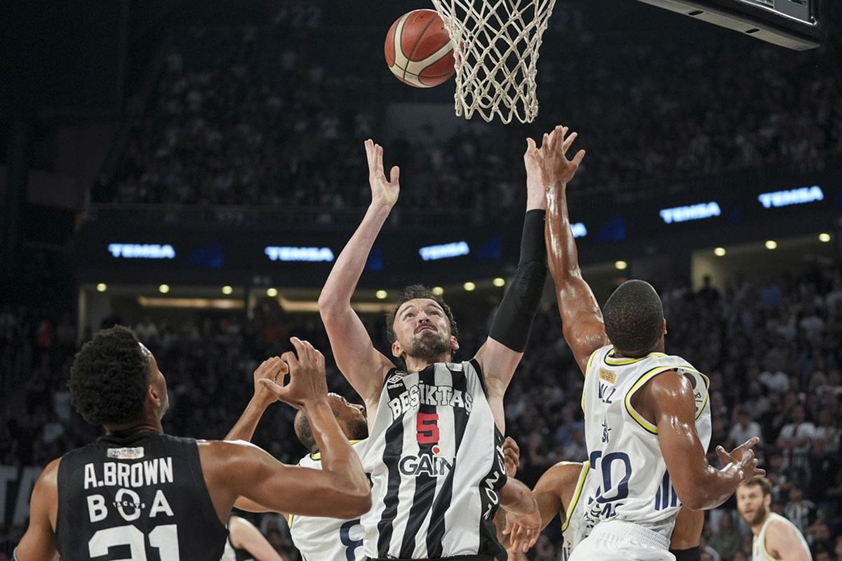 Beşiktaş'ta Sertaç Şanlı ile yollar ayrıldı: Fenerbahçe'ye geri dönüyor
