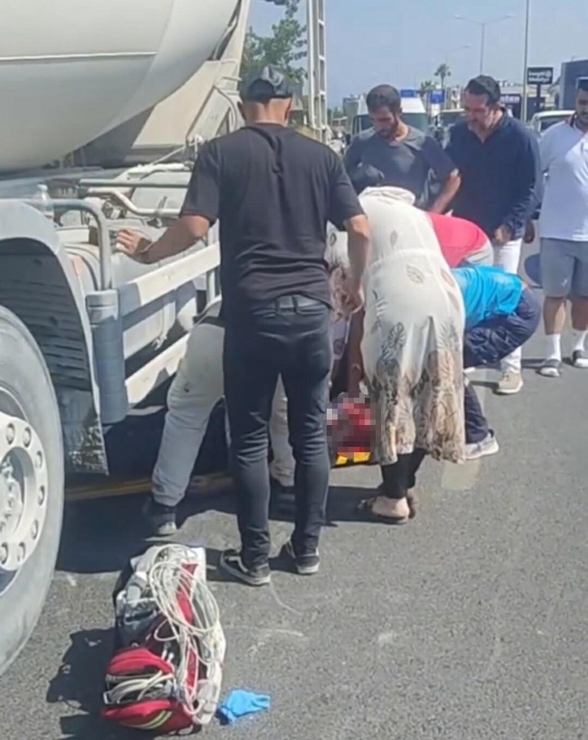 Beton mikserinin çarptığı yaya öldü