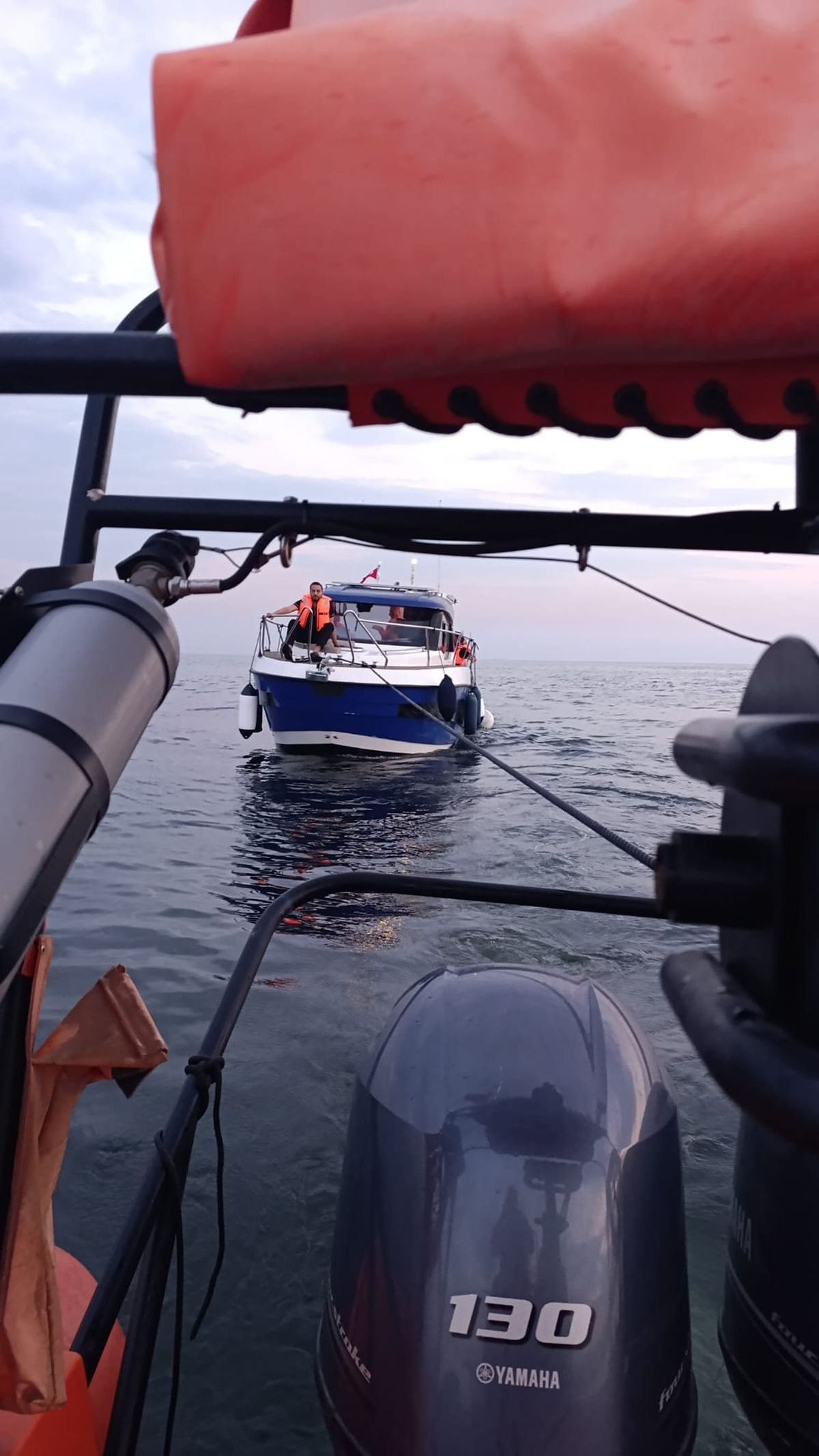 Beylikdüzü açıklarında makine arızası yapan tekne kurtarıldı