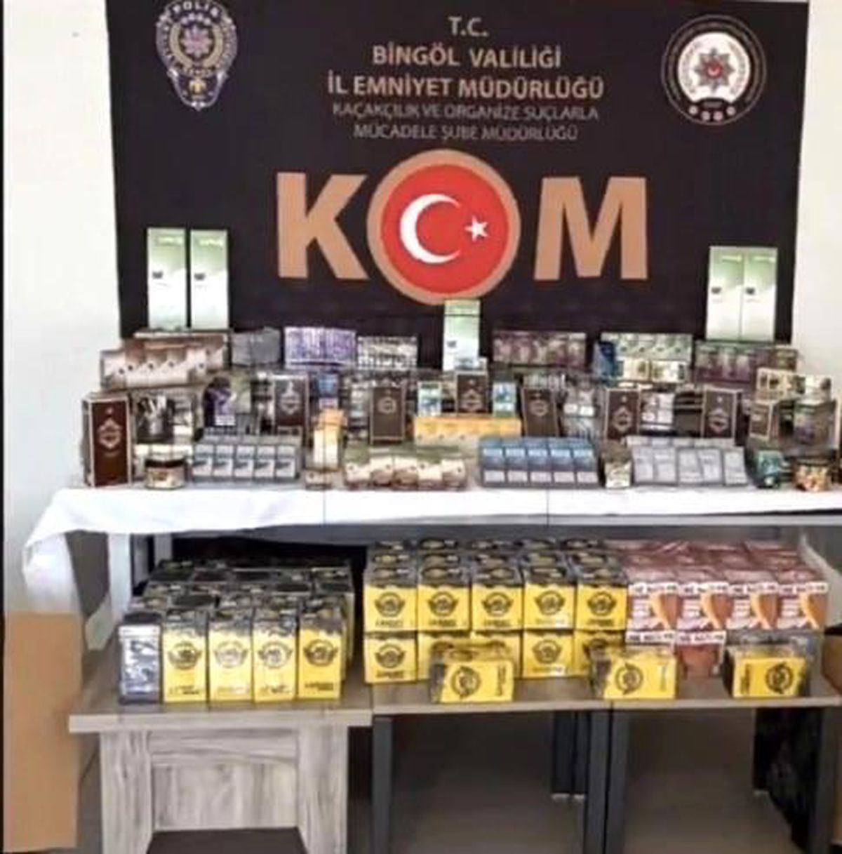 Bingöl'de polis operasyonunda ele geçirilen uyuşturucu, silah ve kaçak tütün ürünleri.