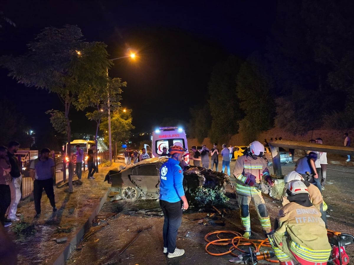 Bingöl'de refüje çarpan otomobildeki 2 kişi yaralandı
