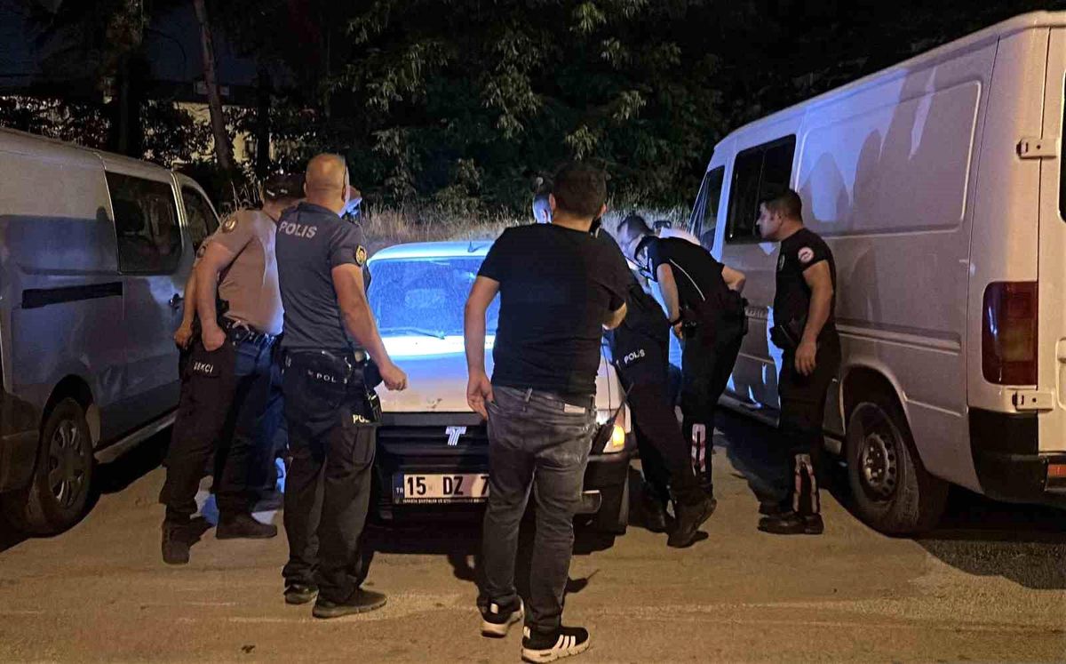 Burdur'da aracın içinde hareketsiz bulunan genç hastanede hayatını kaybetti